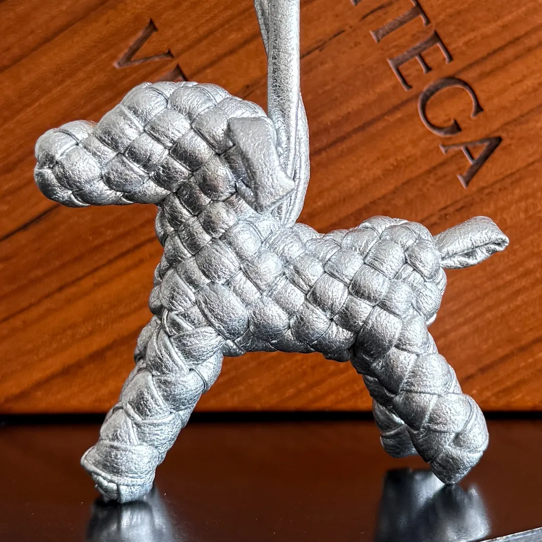 Batch 540 BOTTEGA VENETA2025 new puppy-shaped pendant braided puppy is now online😎The leather braided puppy-shaped pendant can be hung on any handbag, and it is as cute, delicate and colorful as it matches with a bag. Cute and cute, it will touch your heart at any time. It can be hung on bags or keychains. Who can resist such a cute puppy💓 Style number: 807068